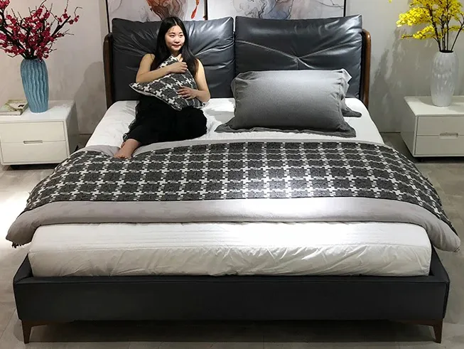 Thiết kế đầu giường bọc da nghiêng tạo sự thoải mái
